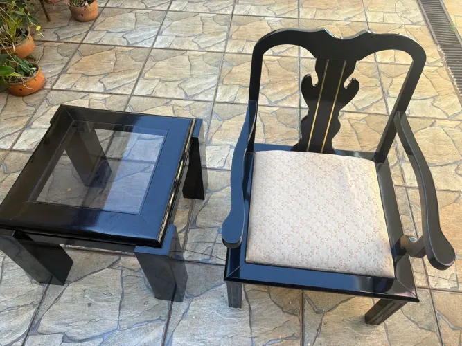 Vendo par de poltronas e duas mesas de canto