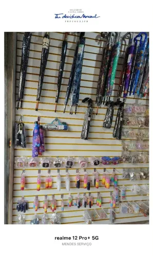 Loja de assistência técnica com produtos. E vitrines.