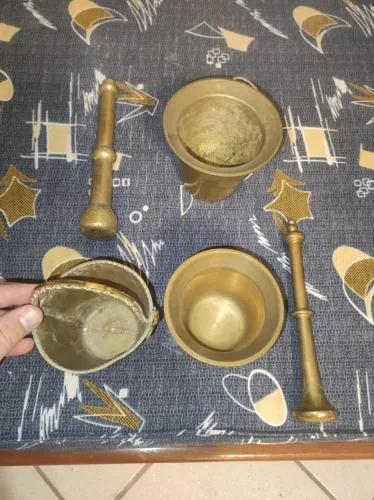 2 Pilões/Almofarizes de Latão Maciço com Socadores + Baldinho Decorado - Peças Pesadas