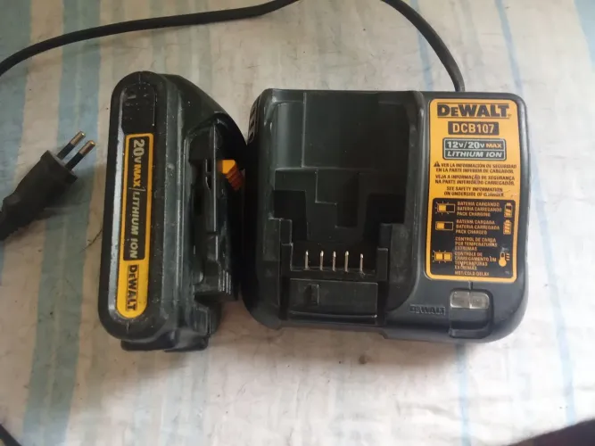 Carregador e bateria Dewalt 20v Max lithium íon não abaixo o valor, troco só no pix