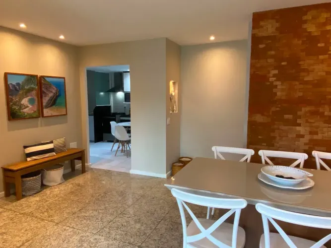 Apartamento de 2 quartos com suíte e varanda em Charitas Condomínio Porto Caribe