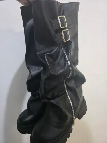Vende-se bota nunca usada
