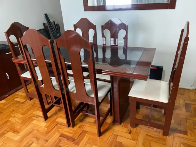 Conjunto completo mesa com tampo de vidro e 6 cadeiras, espelho grande e buffet!