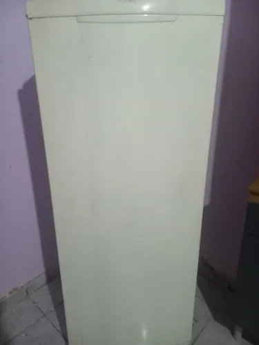 Vende-se uma geladeira