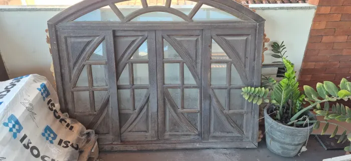 Janela de madeira colonial