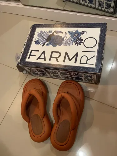sandália flatform puffer marrom da Farm original