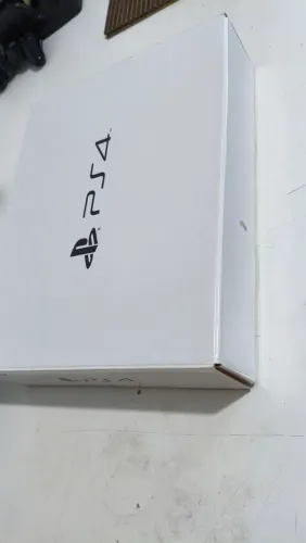 Caixa PlayStation 4 slim com manual e berço
