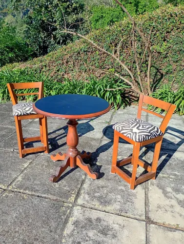 Conjunto de mesa e cadeiras