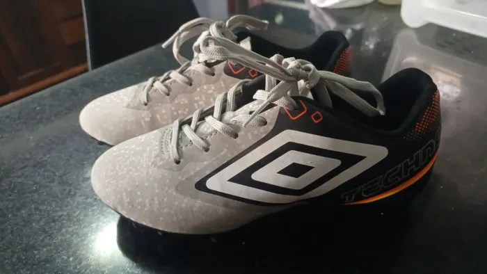 Chuteira umbro techno