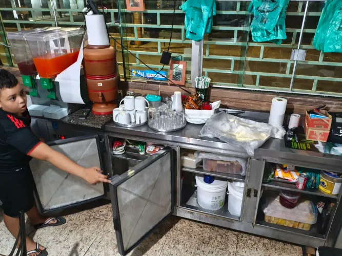 Balcão refrigerado com pia 