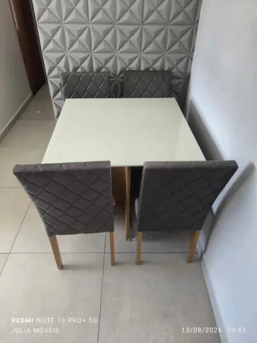 Mesa de jantar com 4 cadeiras