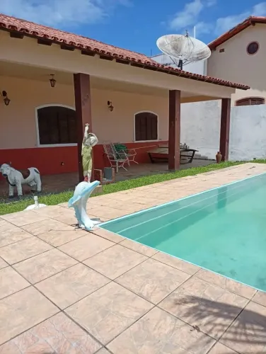 CASA COM PISCINA A VENDA EM ARARUAMA.