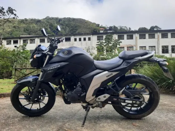 Yamaha FZ25 Fazer preta 2023