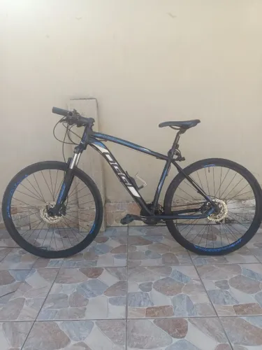 Bicicleta Profissional Oggi Big Wheel 7.0 Aro 29 Cues 9v - Tamanho 21 - Preto/Azul