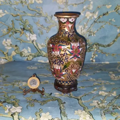 Vaso chinês de cloisoneé, de 17,5 cm ,com fundo em cor de cobre, com relevo multicolorido 
