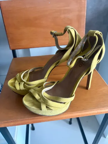 Sandália Arezzo Original - Tamanho 36  Preço: R$ 39,99