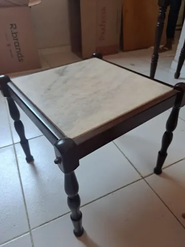 Mesa com pedra de mármore, madeira antiga