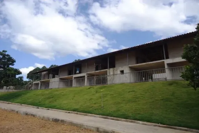 Terreno 34.500m² com 40 chalés, quadra, área de camping playground, vestiário (inacabados.