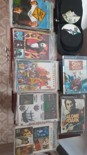 Vários CDs de filmes, desenhos e jogos do Playstation 2 