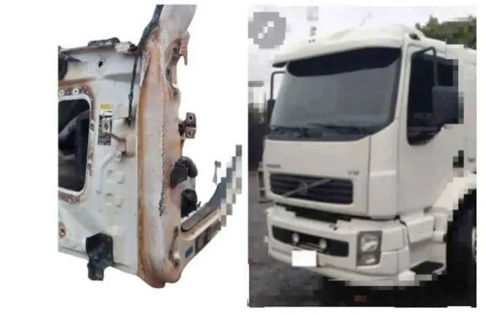 Recorte cabine Volvo VM coluna motorista 