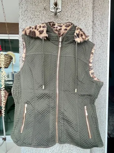 Jaqueta pra frio TAM M  modelo 2 em 1 verde militar e estampa de onça