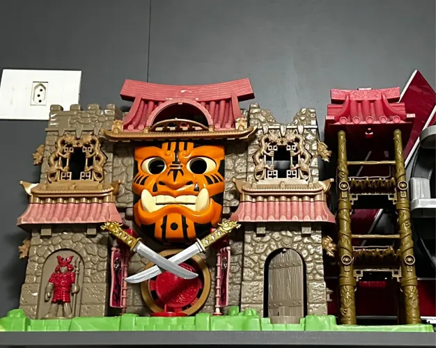 Castelo de brinquedo ninja com figura