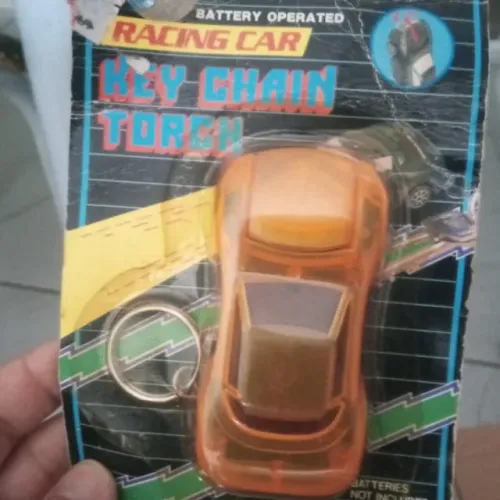 Mini chaveiro e lanterna em formato de carro ( peça única) R$ 19,00