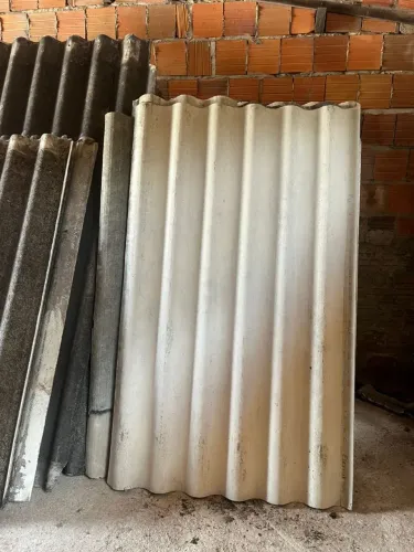 Telha de amianto na unidade ou conjunto