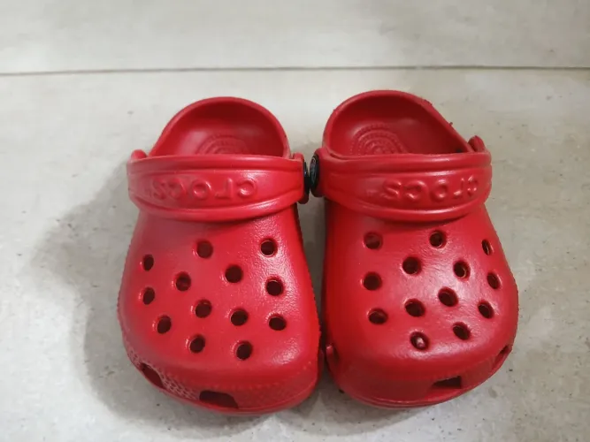 Crocs infantil vermelho