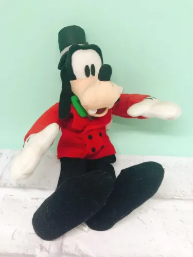 Pelúcia Pateta Natal 22cm - Disney Enterprises / SEGA (Usado)