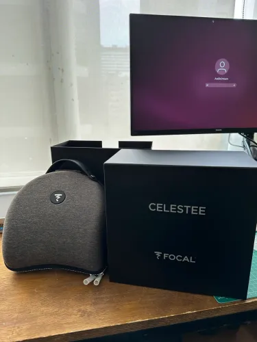 Focal celestee  fone Hi-end estado de novo 