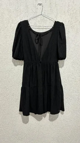 Vestido Preto com Detalhes Vazados
