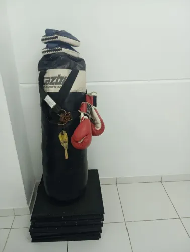 Saco de pancada completo com luvas