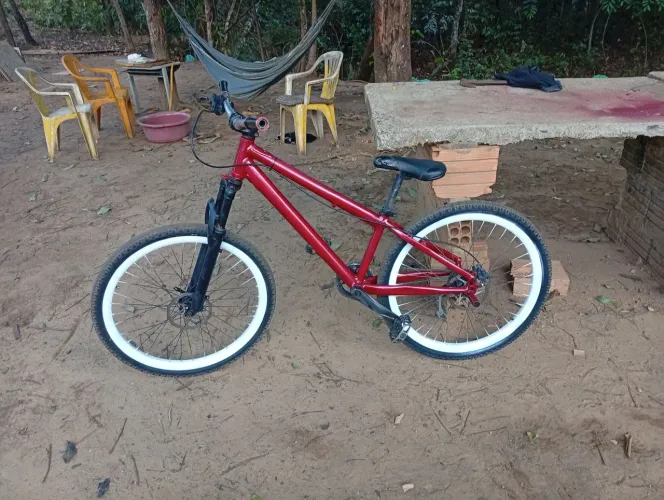 Vende-se bicicleta aro 26 Mônaco com macha e freio a disco 