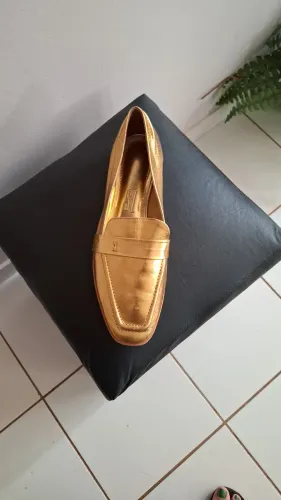 Mocassim dourado Santa Lola em estado de novo forma grande 