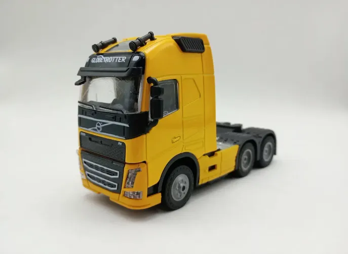 Miniatura Caminhão Volvo FH Trucado Com Luz e Som escala 1/50 Amarelo