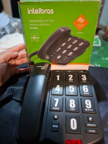 Telefone com teclas gigantes e som alto para idosos
