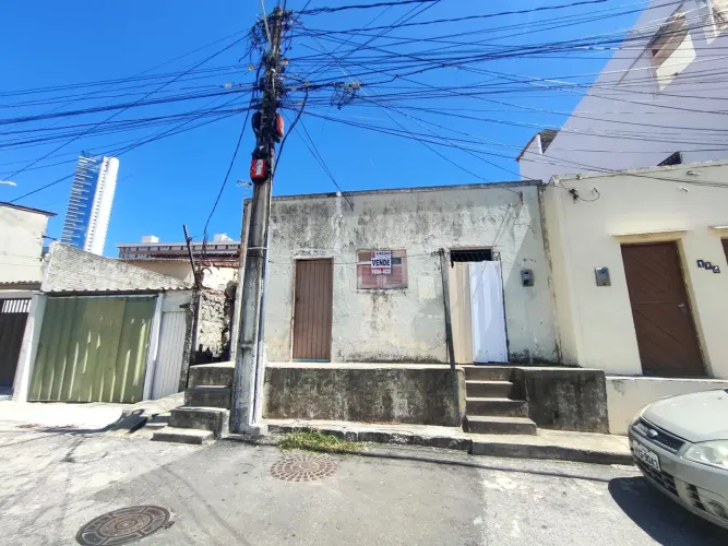 Vende-se . Casa no bairro das Rocas pequena precisando de reparos valor R$89mil reais