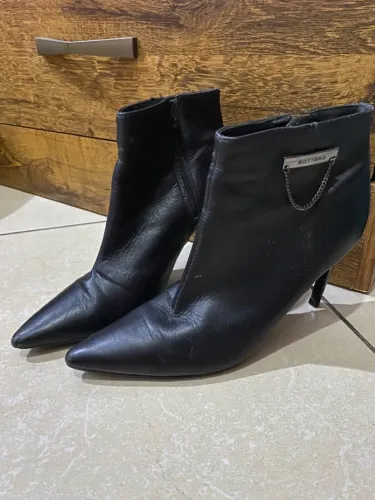 Bota preta de salto