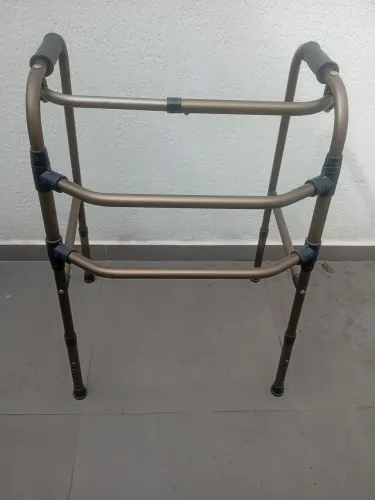 Andador ortopédico articulado e dobrável bronze em bom estado