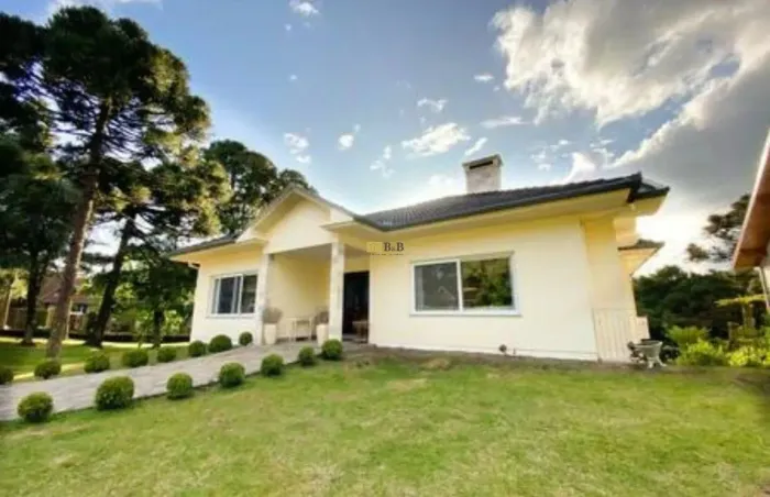 Casa de 5 dormitórios a venda em condomínio.