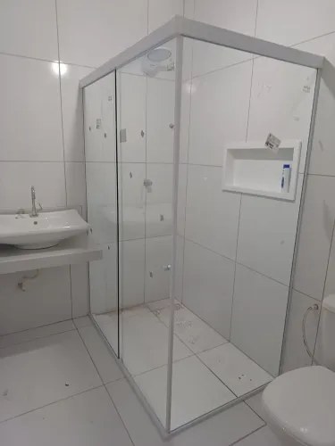 Box para banheiro, espelhos, gabinete para pias etc..