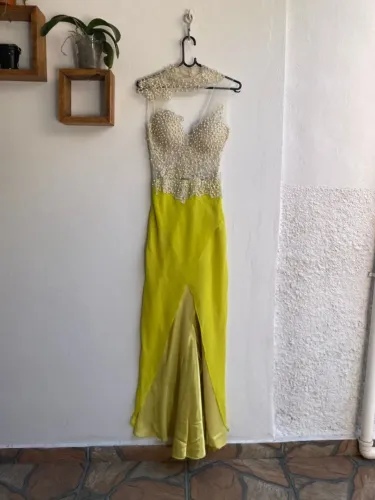 Vestido de festa bordado com pérolas e saia verde limão