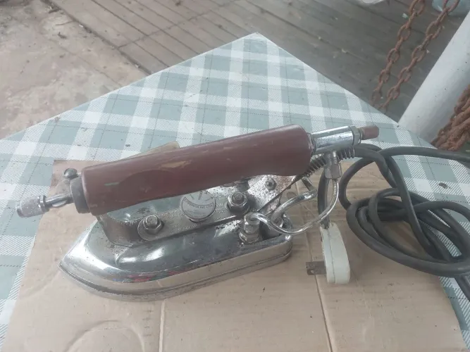 Ferro eletrico a vapor antigo esquetando 110vts