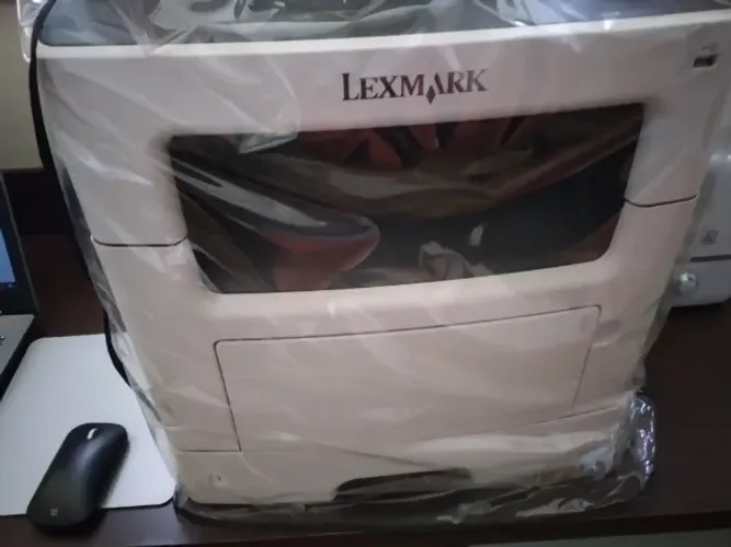 Vendo impressora Lexmark com cartucho novo, transformador e capa por 800 reais