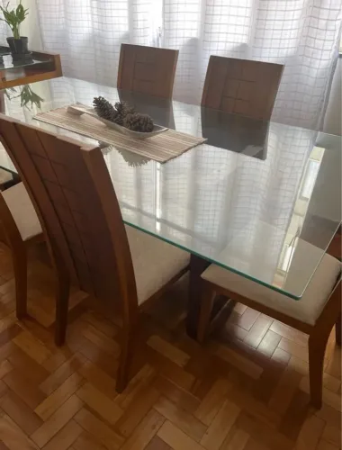 Mesa de jantar com tampo de vidro e cadeiras