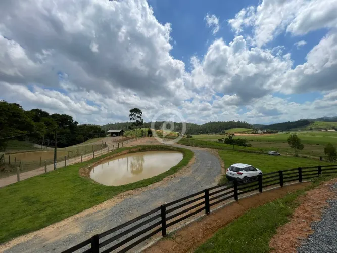 Linda chácara com lagoa com casa Mobiliada!