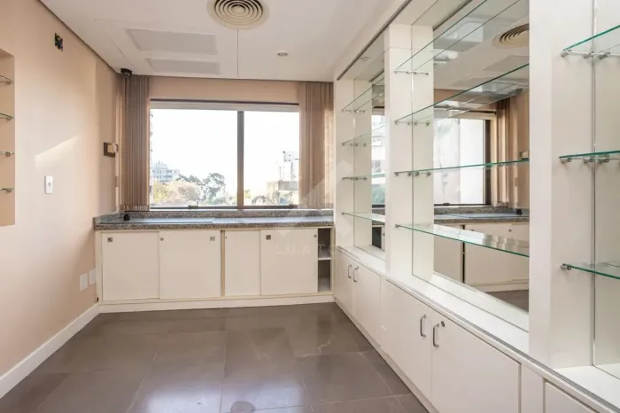 Sala comercial para comprar no Moinhos de vento com 64m²