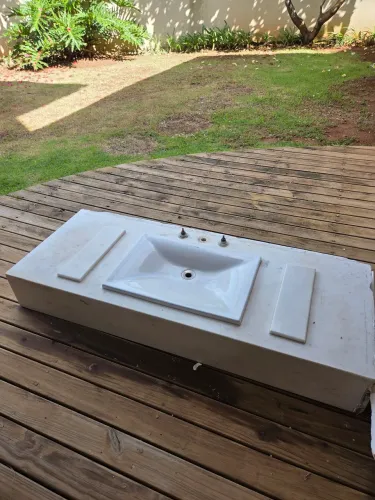 Bancada com pia INCEPA em pedra branca