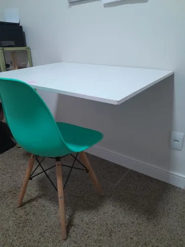 Mesa MDF retrátil com material de qualidade.